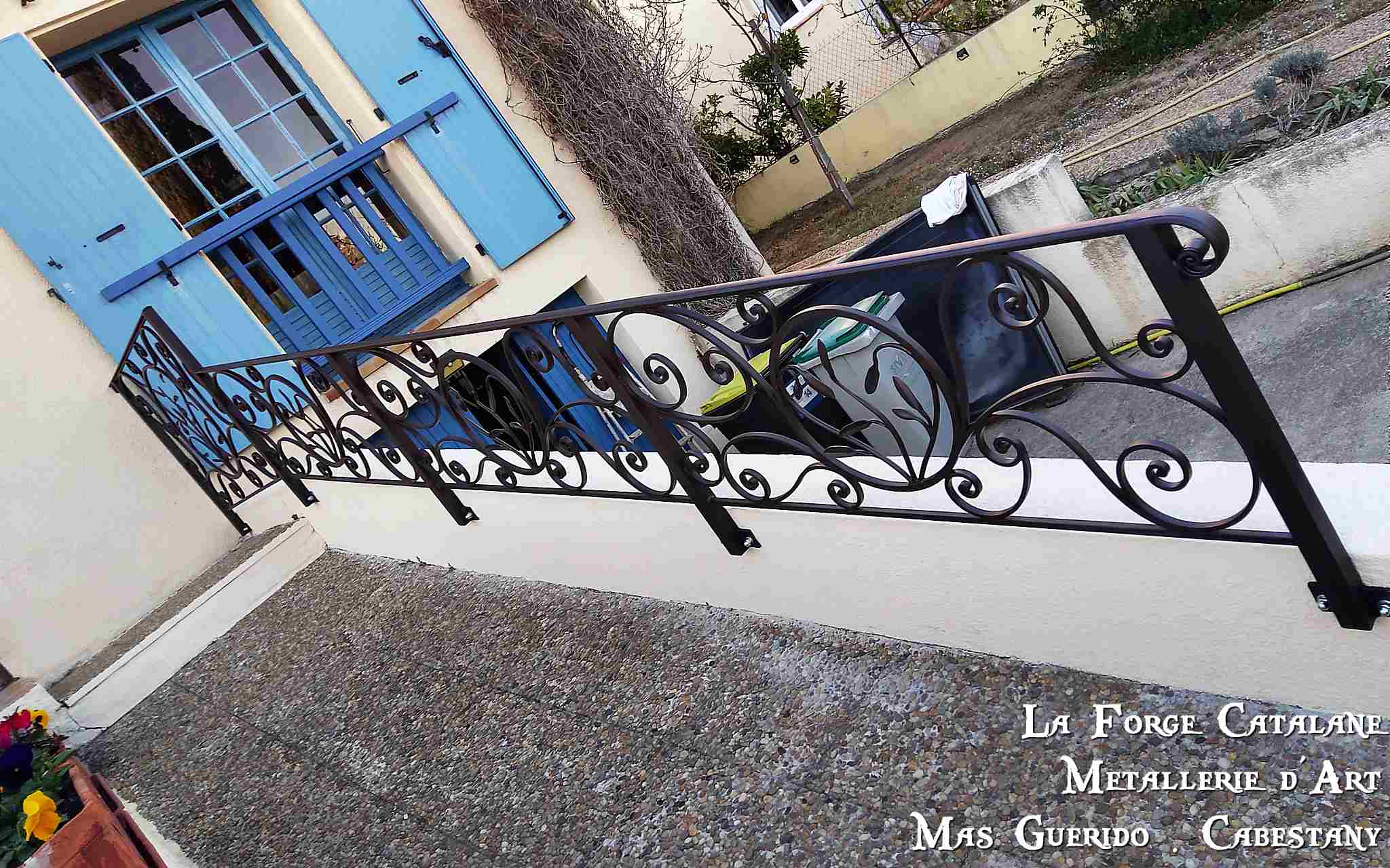 garde corps avec volutes et feuilles d'olivier travaillees a chaud forge catalane.jpg